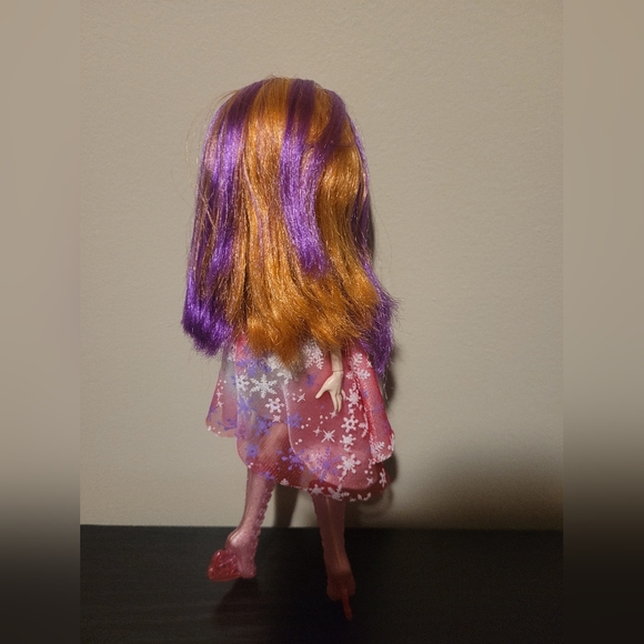 Ever After High Poppy O'Hair Fairest On Ice - Picture 8 of 9